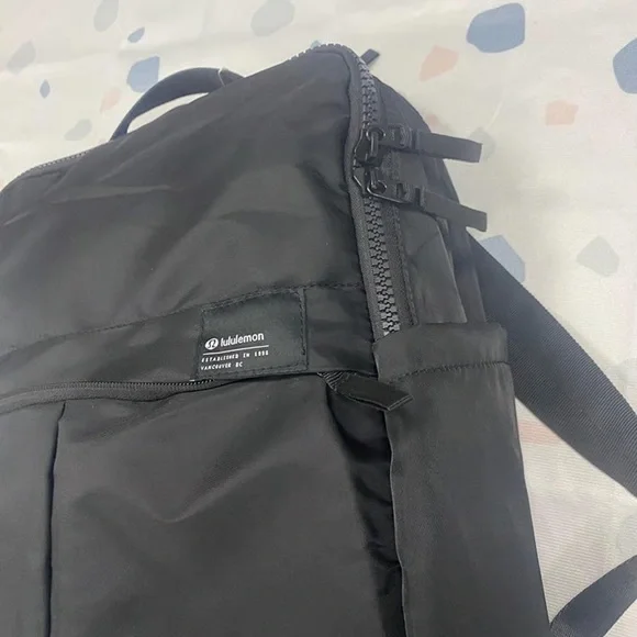 lululemon Everyday Backpack 2.0 23L Backpack - Picture 3 of 11